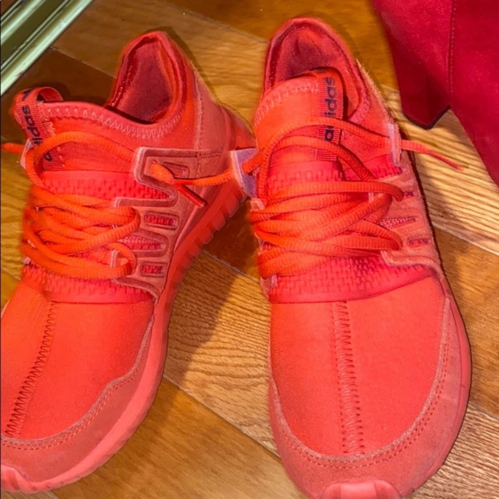 ❗️❗️red adidas tubular 🔥 size 6 women